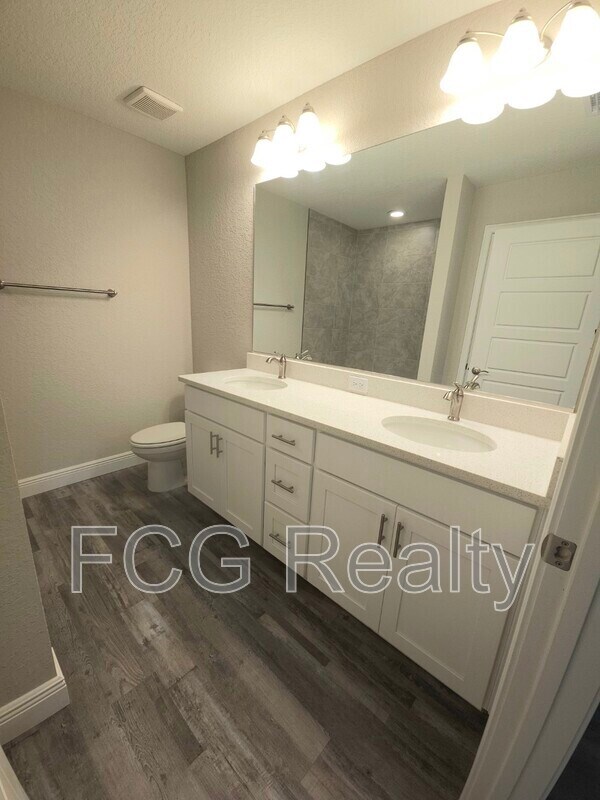 Building Photo - 7838 N Vivian Way