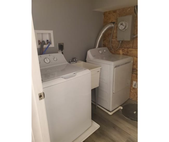 Building Photo - 1607 Division St