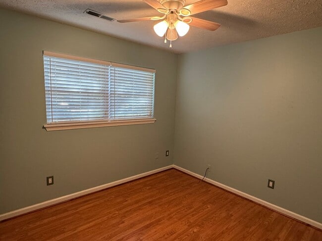 Building Photo - Charming 5 Bedroom Home off Lakeside Drive