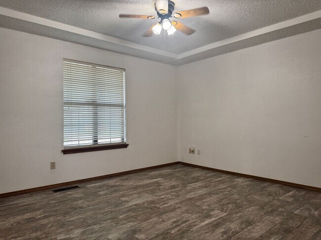 Building Photo - 3 Bedroom, 2 bath, 2 car garage home avail...
