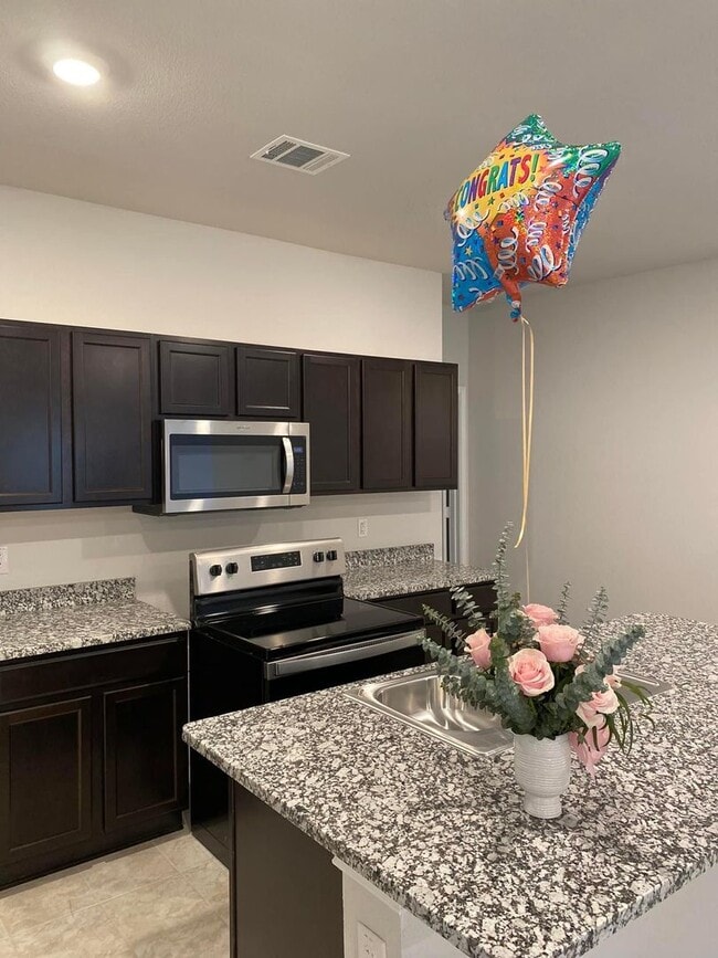 Building Photo - Beautiful 3 Bedroom home in Yowell Ranch