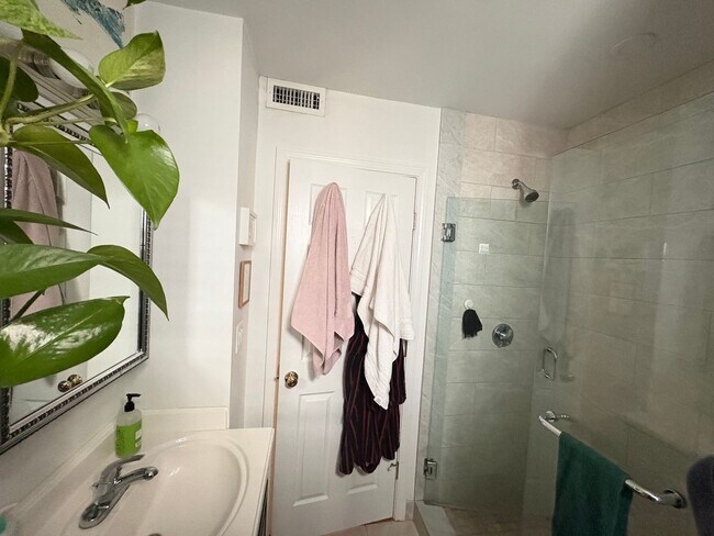 Building Photo - 2BR 1Bth unit. Water included. Great location!