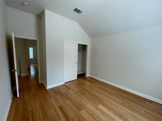 Building Photo - 10401 Yellowstone Dr