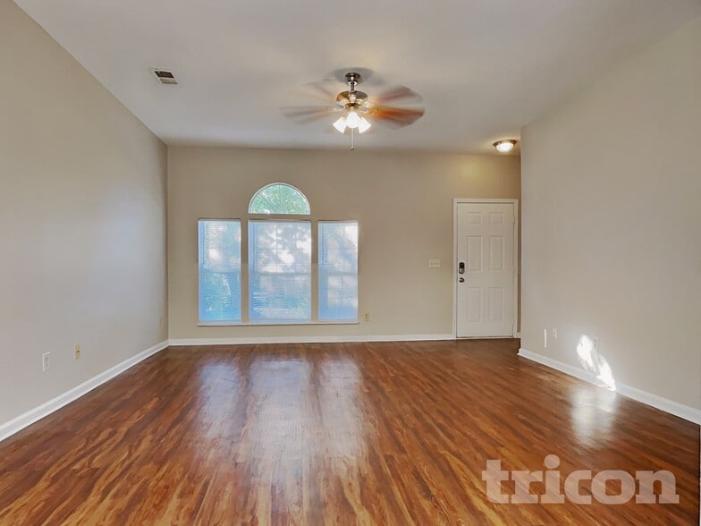 Building Photo - 62 Sweet Thorne Cir