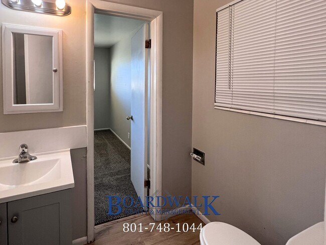 Building Photo - Awesome Sandy 5 Bed 2 Bath House!