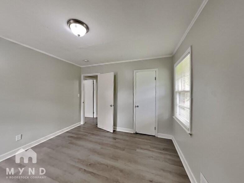 Building Photo - 1156 N Parkwood Dr