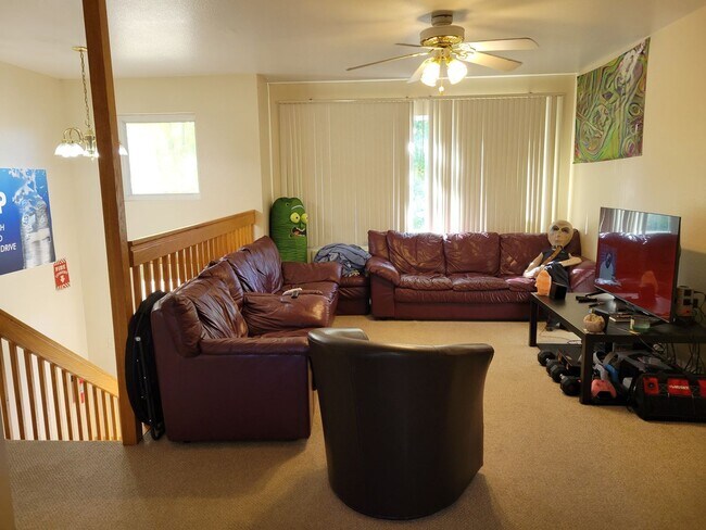 Building Photo - 5 Bedroom Duplex Unit