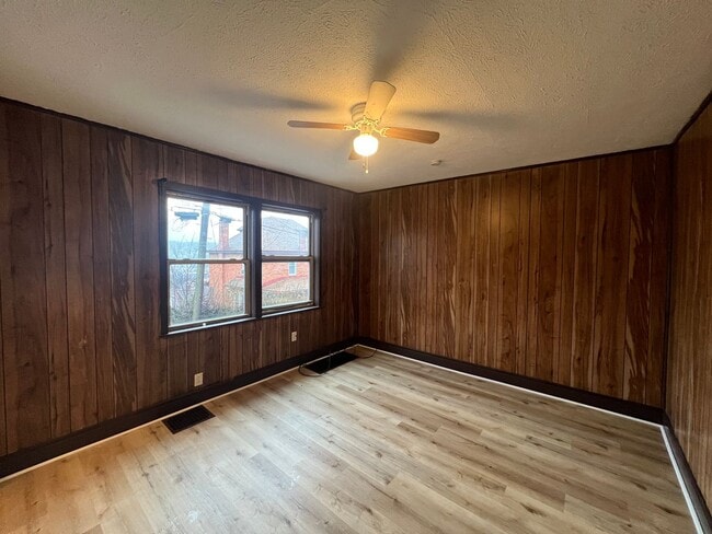 Building Photo - Updated 2.5 Bedroom/ 1 Bath in Troy Hill