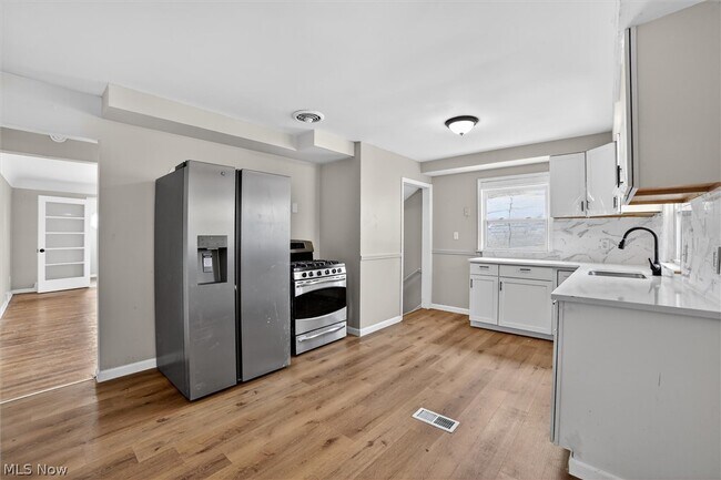 Building Photo - 1851 Beverly Hills Dr