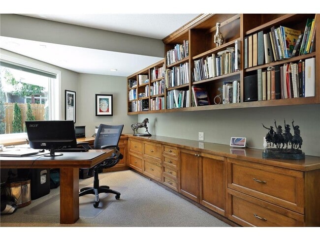 Building Photo - 7 Bedroom home near Cedar Lake