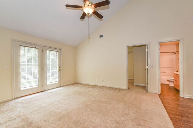 Building Photo - 3 Bedroom, 2 Bath Home with Fully Fenced Yard – Pet Friendly!