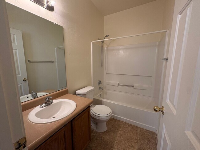 Building Photo - 3 Bed 2 Bath Gated Home On Grant & Silverbell With Community Pool