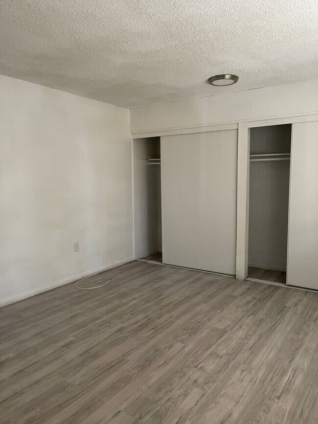 Building Photo - House For Rent
