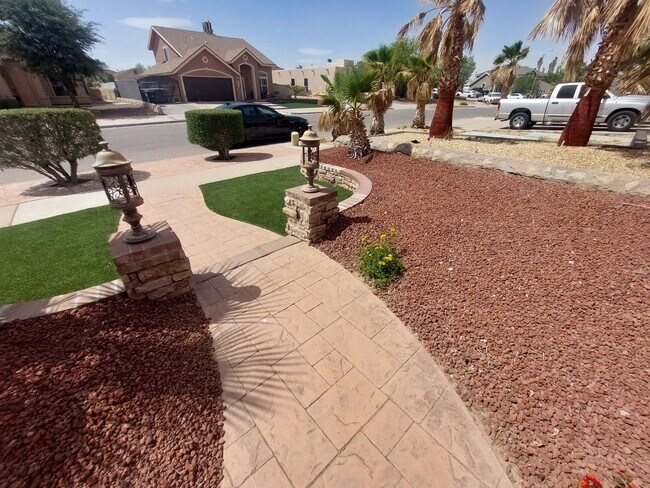 Building Photo - 4 BEDROOM 2 BATHROOM HOME 3 CAR GARAGE HOM...