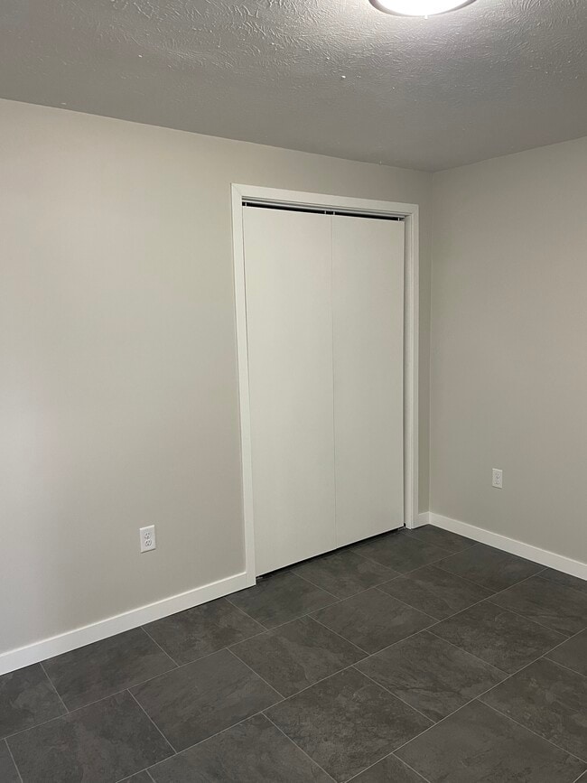 Building Photo - 866 S 45th St