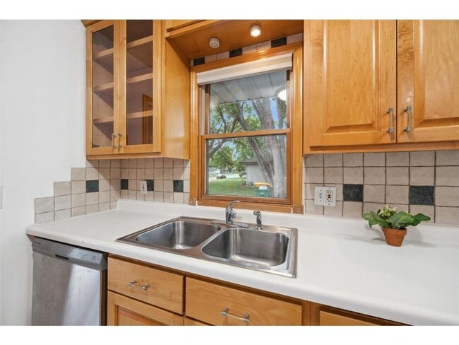 Building Photo - 4 Bed - 2 Bath Brooklyn Park Home with Lar...