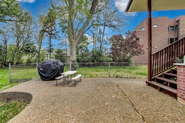 Building Photo - 36 E Touhy Ave