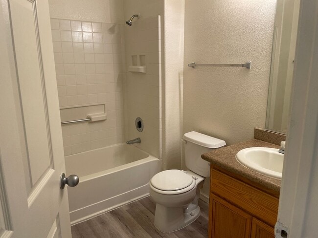 Building Photo - 2 Bedroom Condo!