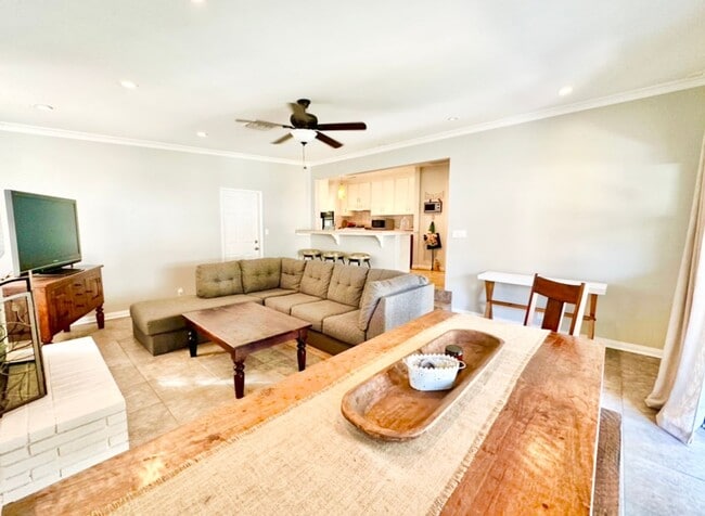 Building Photo - 3 Bedroom 2 Bathroom Lakewood House with Private Backyard down the street from Lakewood High School