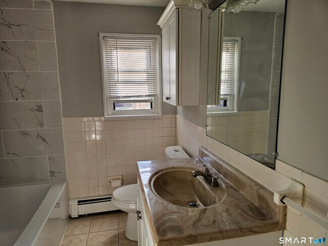 Building Photo - 494 Oak Ave