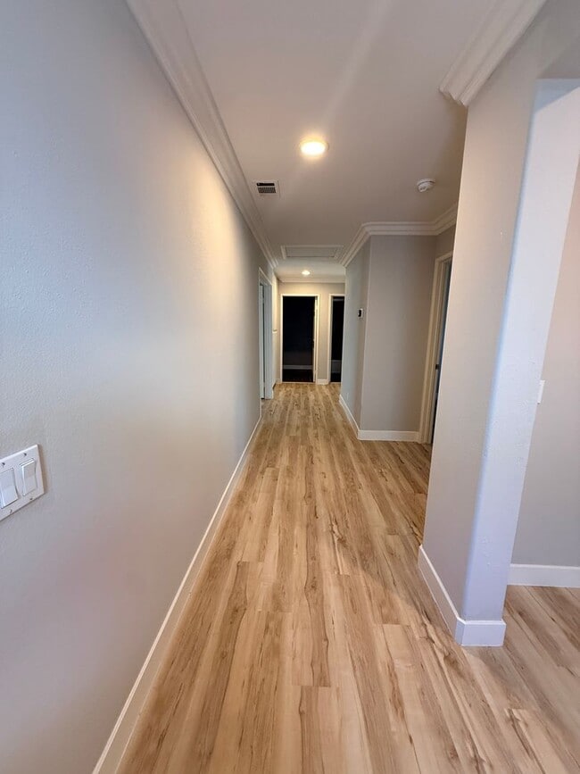 Building Photo - Beautiful 4 Bedroom, 2.5 Bathroom Home in West Irvine Pointe Community