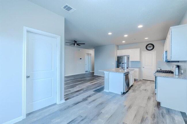 Building Photo - 225 Baum Dr