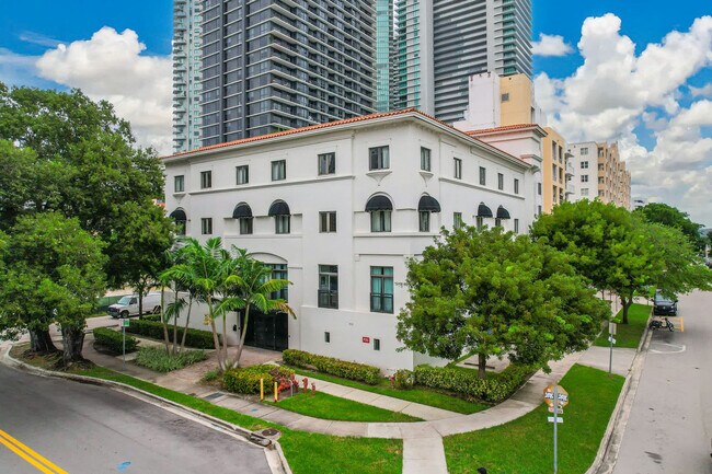 Building Photo - 3031 NE 4th Ave