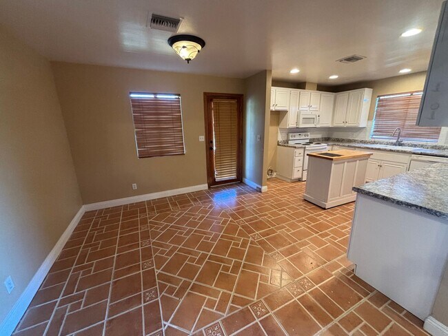 Building Photo - Single-Story Horse Property on 2 Acres in Canyon Country!