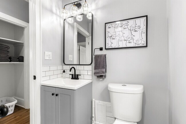 Building Photo - 419 S Kenwood Ave