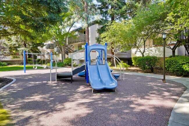 Building Photo - Recently upgraded Condo in a highly desirable location in Sunnyvale.