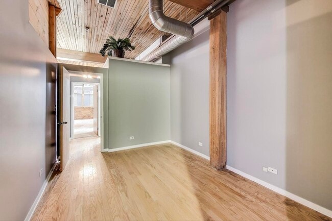 Building Photo - 2333 W St Paul Ave