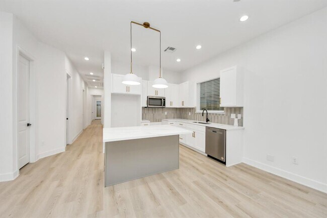 Building Photo - 6930 Liverpool St