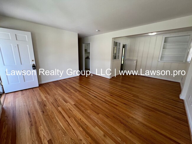 Building Photo - Pristine Brick Ranch with Covered Back Patio!