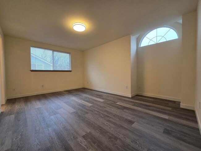 Building Photo - Beautifully updated home!