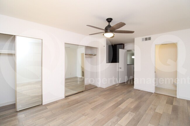 Building Photo - 2049 W Bloomfield Rd