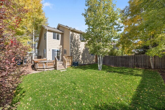 Building Photo - 2 bed/ 2.5 bath duplex in established neighborhood with corner lot