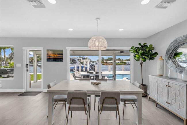 Building Photo - 2005 N Riverside Dr