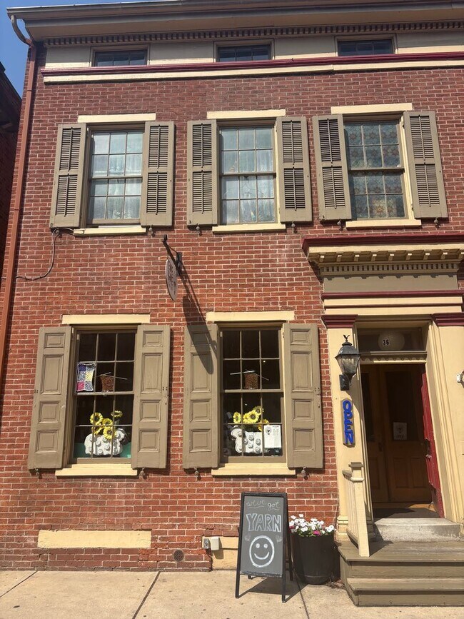 Building Photo - 1-2 Bedroom 3rd Floor Apartment Across from Central Market in Downtown York