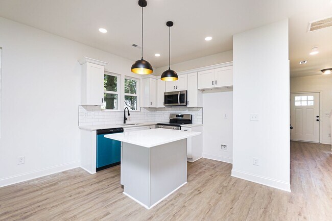 Building Photo - Brand New Duet Style Townhome in Charlotte!