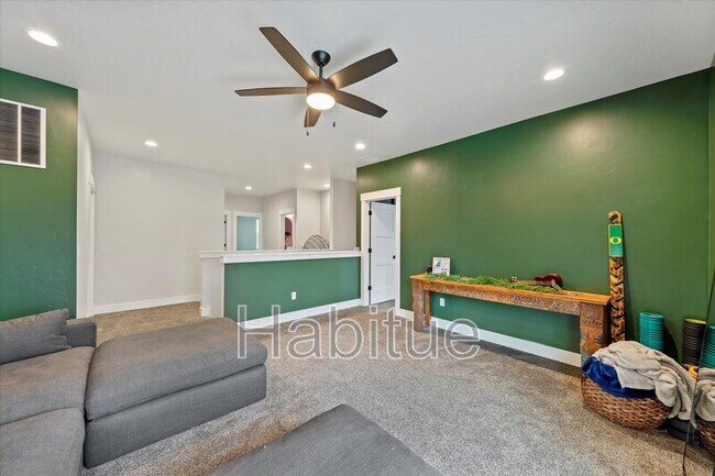 Building Photo - 917 E Bissett St