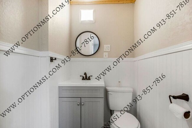 Building Photo - Available NOW in Raytown