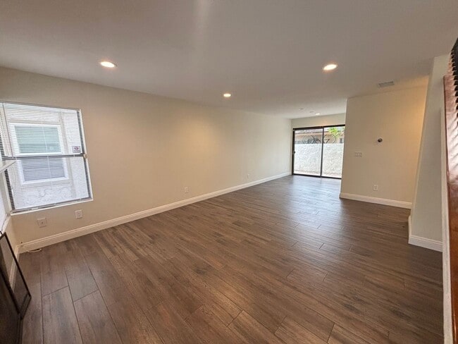 Building Photo - 3 Bedroom Condo now available in City of Orange