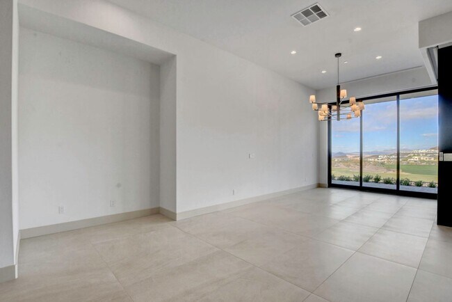 Building Photo - MacDonald Highlands Beauty With Awesome Views