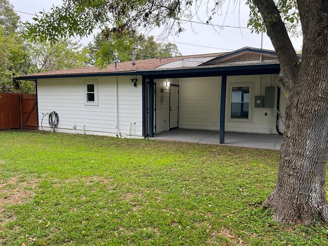 Building Photo - 1318 Broadmoor Dr