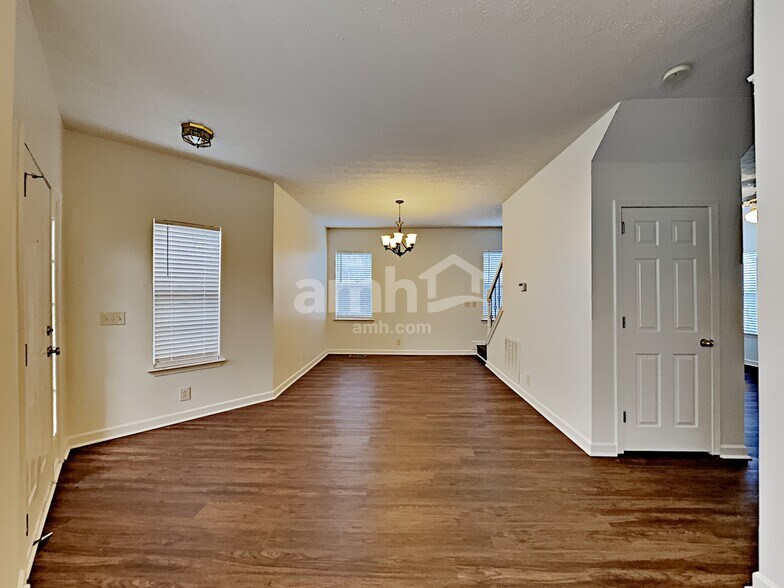 Building Photo - 2960 Riverbend Dr