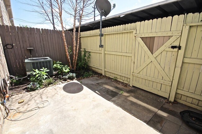 Building Photo - 6111 Beverly Hill St