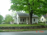 Building Photo - Great 3 Bedroom home near UNCG!
