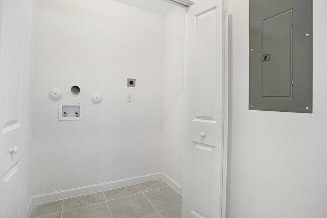 Building Photo - Brand new Townhome 3/2.5  Maximum 2 Cars