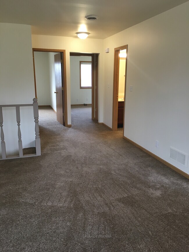 Building Photo - 1928 Redwood Dr