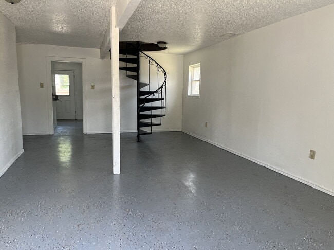 Building Photo - Huge Backhouse Barn